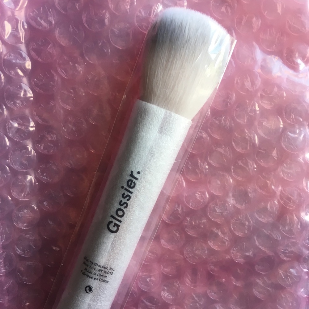 Glossier Wowder Brush (NEW)